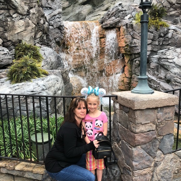 Meet your Posher, Lora - Picture 1 of 1